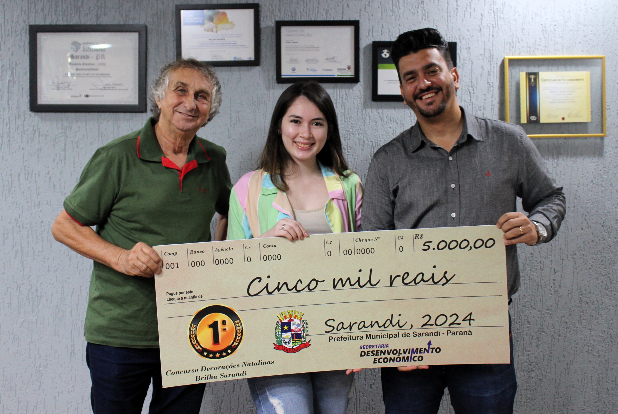 Ganhadores do concurso de decoração natalina da campanha Brilha Sarandi recebem prêmios